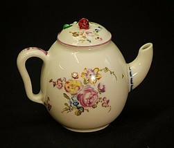 Mennecy Miniature Tea Pot Victoria &amp; Albert Museum 1985 Franklin Mint Porcelain - £19.37 GBP