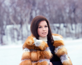 Mary Tyler Moore In Snow From Show 16x20 Canvas Giclee - £55.94 GBP