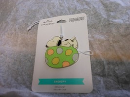 Hallmark &quot;Snoopy Lying on Top of Easter Egg&quot; 2021 Flat Metal Ornament NEW - $15.79