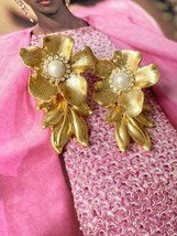 Vintage style golden flower dangle earring - £16.49 GBP