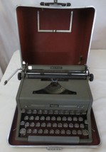 1950&#39;s ROYAL Quiet Deluxe Manual Portable Typewriter w/case Tombstone Glass Keys - $150.00