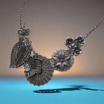 PREMIER DESIGNS “Botanical” Silver Plated Floral Flower Charm Statement ... - €15,56 EUR