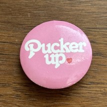 Vintage Pucker up ~ 1.5&quot; pin Pink With Heart - €4,34 EUR