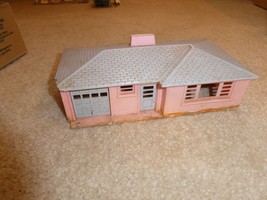 Vintage 1950s O Scale Plasticville Ranch House Building Pink Gray Weathered - £17.25 GBP