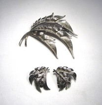 Vintage Silver Toned Metal Leaf Fronds Brooch &amp; Clip Earrings Set C3695 - £27.24 GBP
