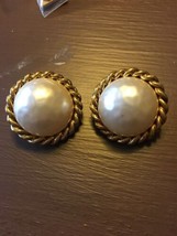 Carolee Hammered Pearl colored Stone Gold Tone Designer Clip Earrings - £32.16 GBP
