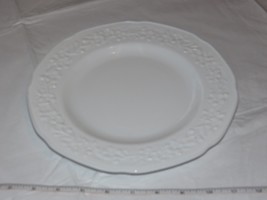 No Makers Mark White Dinner Plate Floral Embossed Milk Glass 9 3/4&quot; ! - £14.13 GBP