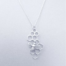 14K White Gold Plated Honeycomb Necklace with Bee Pendant 18&quot; Chain Necklace - £57.00 GBP