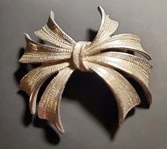 Bow Brooch Pin Vintage Silver Tone Classic Ribbon Design - $19.57