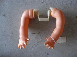 Set of 2 Vintage 1975 Ideal Wiggles Plastic Girl Doll Arms - £15.03 GBP
