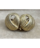 Vintage Trifari Modernist Chunky Swirled Gold Tone Clip On Earrings - €10,79 EUR