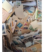 100 Gram World Stamps On Paper - $27.73 MXN