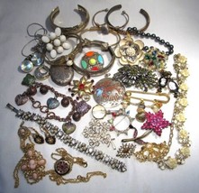 Vintage Retro Costume Jewelry Lot of Brooches Rings Bracelets Earrings C3524 - £42.84 GBP