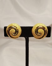Vintage Crown TRIFARI Earrings Gold Tone Textured Pinwheel Clip On Earrings - £15.76 GBP