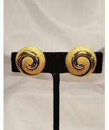 Vintage Crown TRIFARI Earrings Gold Tone Textured Pinwheel Clip On Earrings - £15.56 GBP