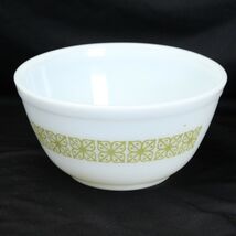 Pyrex Mixing Bowl 1-1/2 qt Verde Green  Square Flowers - $7.34
