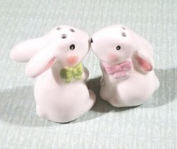 Novelty Salt &amp; Pepper Shakers Bunny Rabbits Farmhouse Decor Gift for Mom Easter - £15.23 GBP
