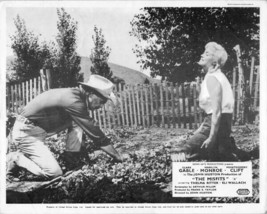 The Misfits Clark Gable tending to his garden with Marilyn Monroe 8x10 photo - £7.66 GBP