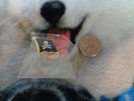 Skull And Cross Bones Pirate Flag Black Enamel Lapel Pin New 3/4&quot; - £3.86 GBP