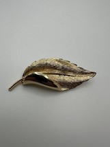 Vintage Allison Reed Gold Plated Leaf Feather Brooch Size: 8.7cm x 3cm - $19.80