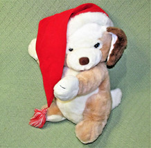 16&quot; VINTAGE RUSS JINGLES CHRISTMAS DOG Tan White RED SANTA HAT Hess Excl... - £15.64 GBP