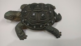 Metal turtle with hinged shell - $373.46 MXN