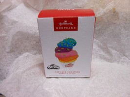 Hallmark Keepsake &quot;Cupcake Creation Hasbro Play-Doh&quot; 2024 Ornament NEW O... - $181.53 MXN