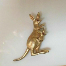 Vintage Avon Movable Kangaroo/Baby Brooch/Pin - $13.85