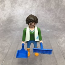 Playmobil Aquarium Zoo Female Worker w/Broom &amp; Dustpan - £4.53 GBP