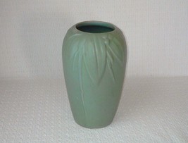 Vintage McCoy Art Pottery 8.25&quot; Matte Green Leaves &amp; Berry Vase - £59.20 GBP