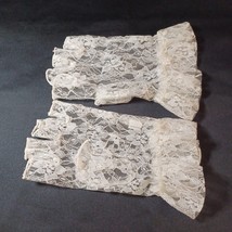 Vintage Lace Fingerless Gloves - $111.74 MXN