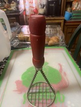 VTG Potato/Fruit/Veggie Masher Spiral Twisted Metal, Red Wooden Handle, ... - $226.15 MXN