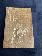 NEW LIFE  LIVING NEW TESTAMENT  PARAPHRASED  1976 Soft Cover  Great shape! - $6.95
