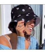 Alice + Olivia Black Daisy Print Bucket Hat Reversible One Size - €31,81 EUR