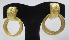 Vtg Hammered Matte Gold Tone Dangle Earrings Clip On  Large Bold Runway - £11.76 GBP