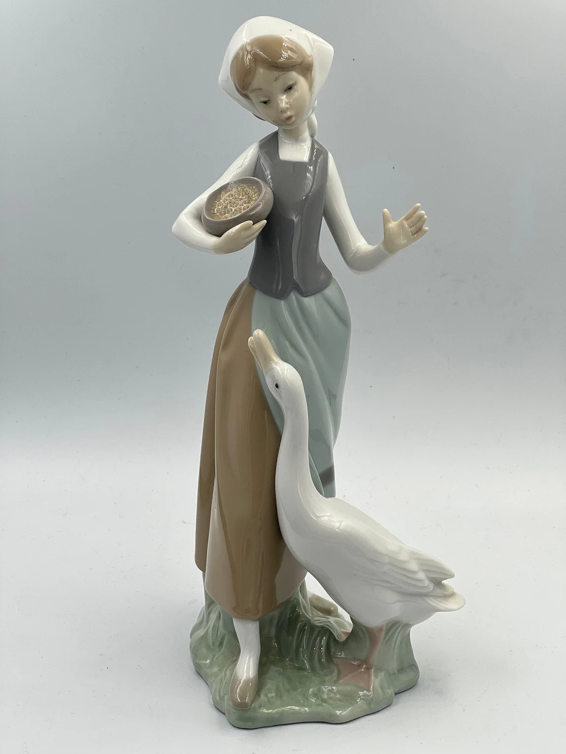 Lladró &quot;Girl Feeding Goose&quot; #1052 Porcelain Figurine - £118.63 GBP