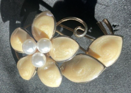 Vintage Gold Tone Beige Enamel Flower With Faux Pearls Pin Brooch 2&quot; 1960s? - $19.00