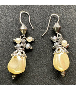 Faux Pearl Earrings Drop Dangle Pierced - $187.28 MXN