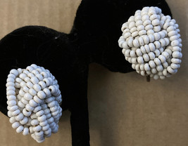Vintage Mid Century 1950s White Glass Pony Bead Twisted Knot Cluster Screw On Ba - £21.61 GBP