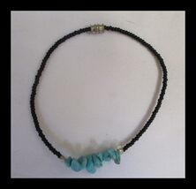 8-1/2 In Black Beaded Bracelet with Faux Turquoise Nuggets B024 - €6,74 EUR