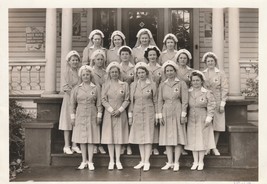 WWII ERA 14 Red Cross Nurses Posing In Front Of Steps Of Building Dated 1943 - £15.94 GBP