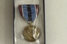 NOS Military Medal Set HUMANITARIAN SERVICE 6/1979 C2448 in Presentation... - $12.30