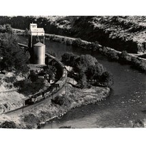 Burlington Northern Consist Winding Through The Countryside 7.5 x 10 Photo - £9.71 GBP