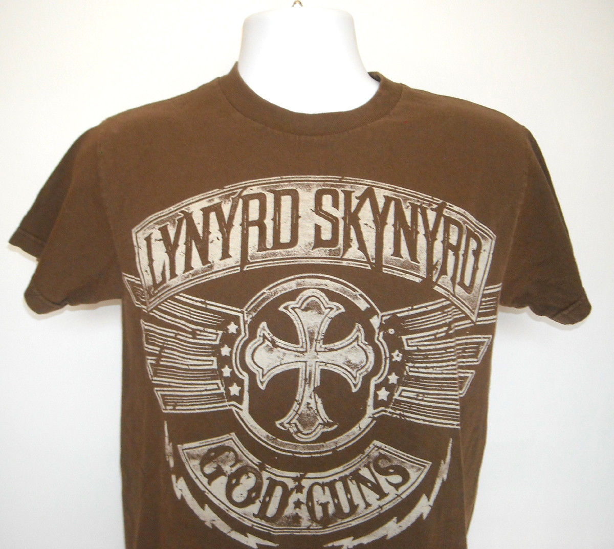 Mens Lynyrd Skynyrd 2010 God Guns Concert T Shirt small brown - $21.73