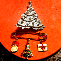 2 Stunning Christmas Brooches - $312.43 MXN