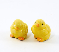 Baby Chick Figurines Porcelain Birds 1.6&quot; tall Vintage Lot Of 2 - £9.43 GBP