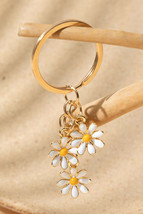 White Cute Daisy Shape Ornament Key Ring - $68.42 MXN