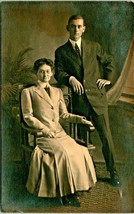 RPPC Studio Vista Dapper Giovane Uomo IN Suit Ben Vestito Seduto Donna Cartolina - £14.03 GBP