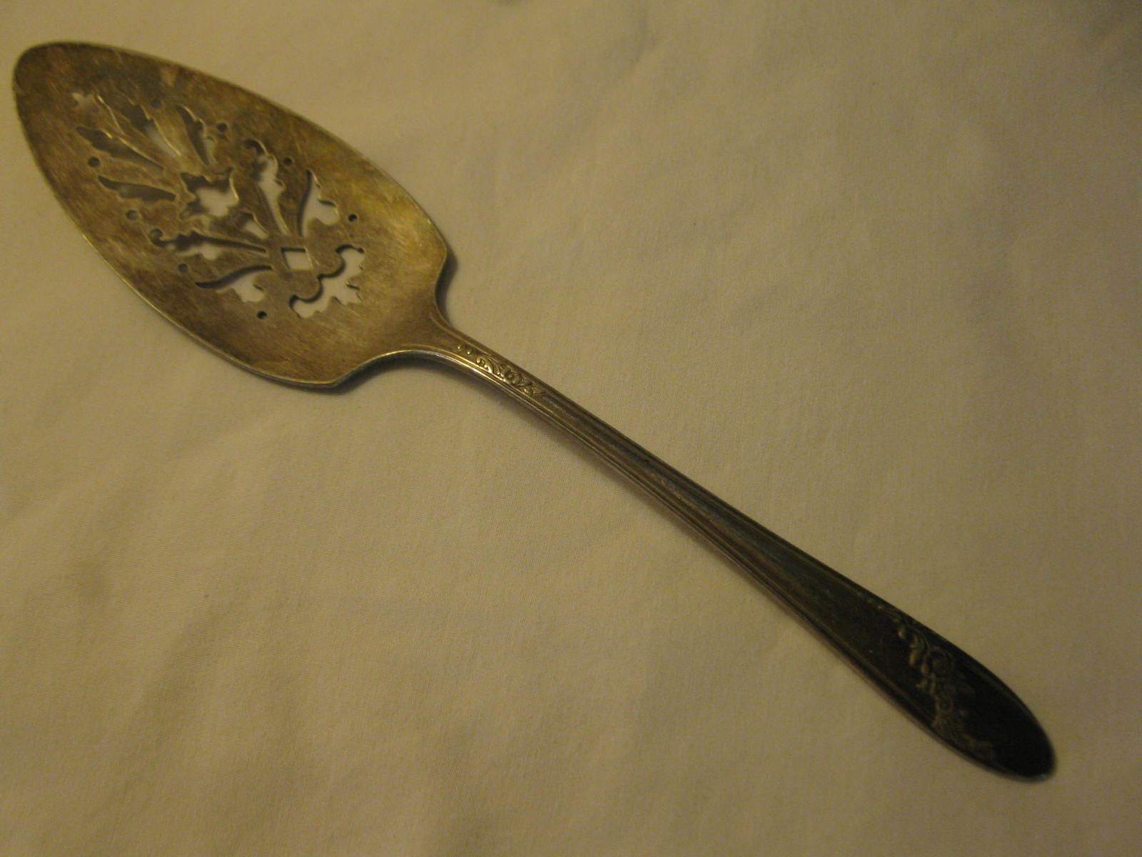 Community Tudor 1946 Queen Bess Pattern large 9.5" Silver Plated Cake Server - $12.00