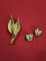 Vtg Signed BSK Double Leaf Leaves Brooch Brushed Gold Tone W/ Clip Earri... - $42.37 CAD